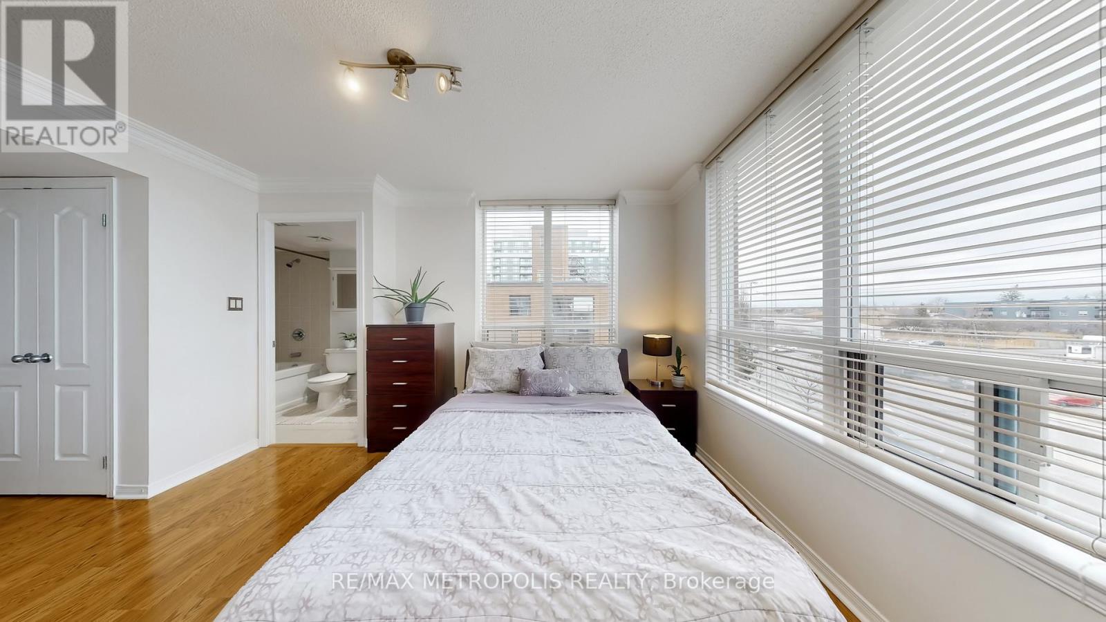 #403 2772 KEELE STREET - 23