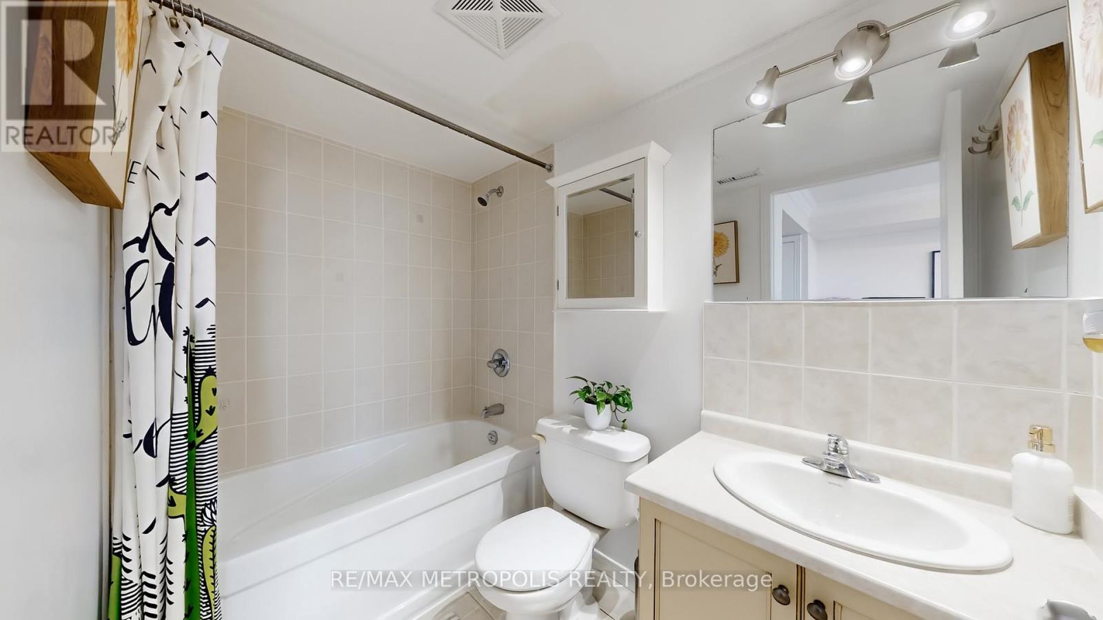 #403 2772 KEELE STREET - 24