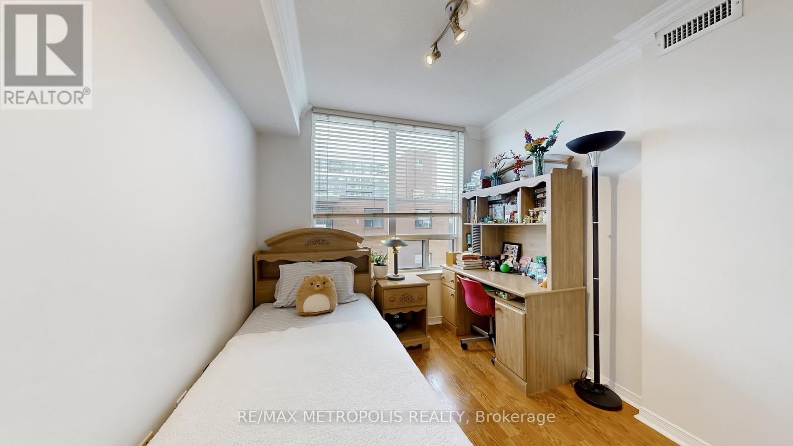 #403 2772 KEELE STREET - 27