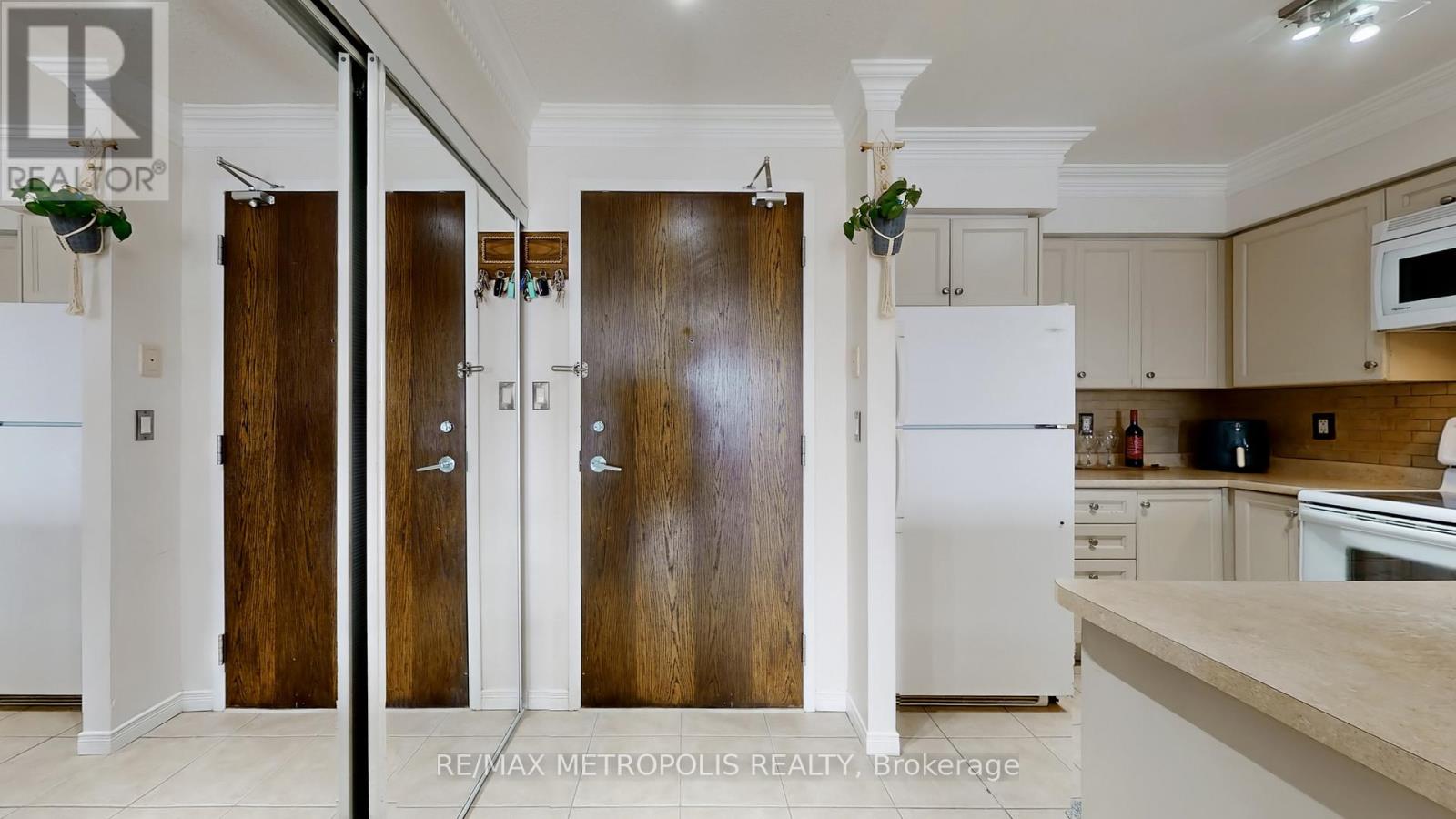 #403 2772 KEELE STREET - 30