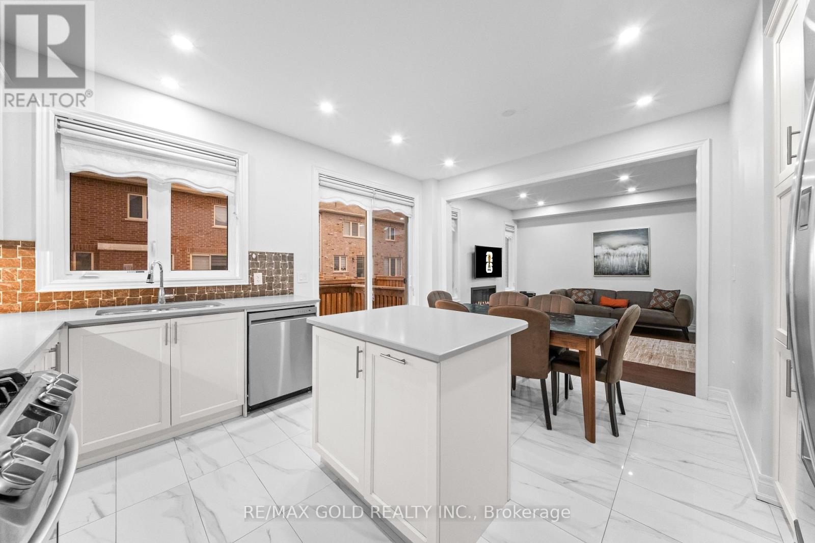 11 SINATRA STREET - 11