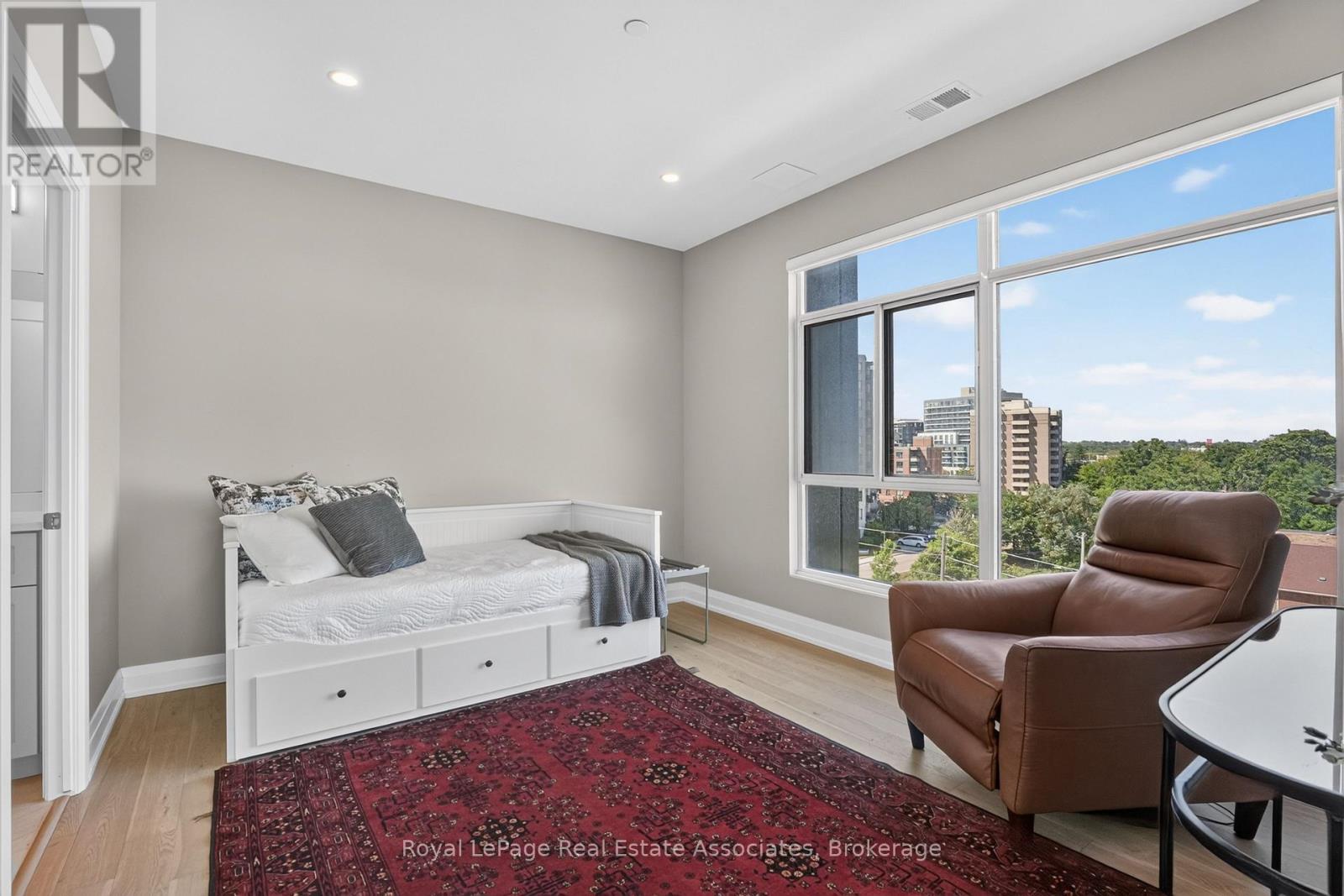 #612 71 WYNDHAM STREET S - 20