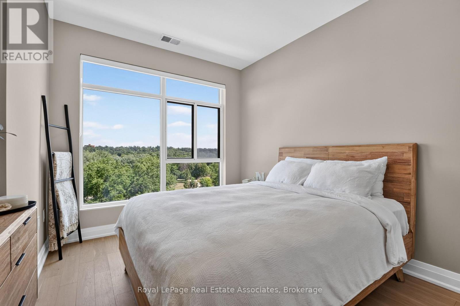 #612 71 WYNDHAM STREET S - 23