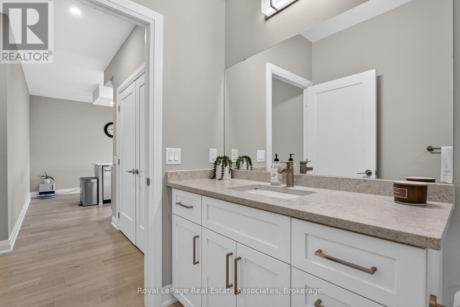 #612 71 WYNDHAM STREET S - 29