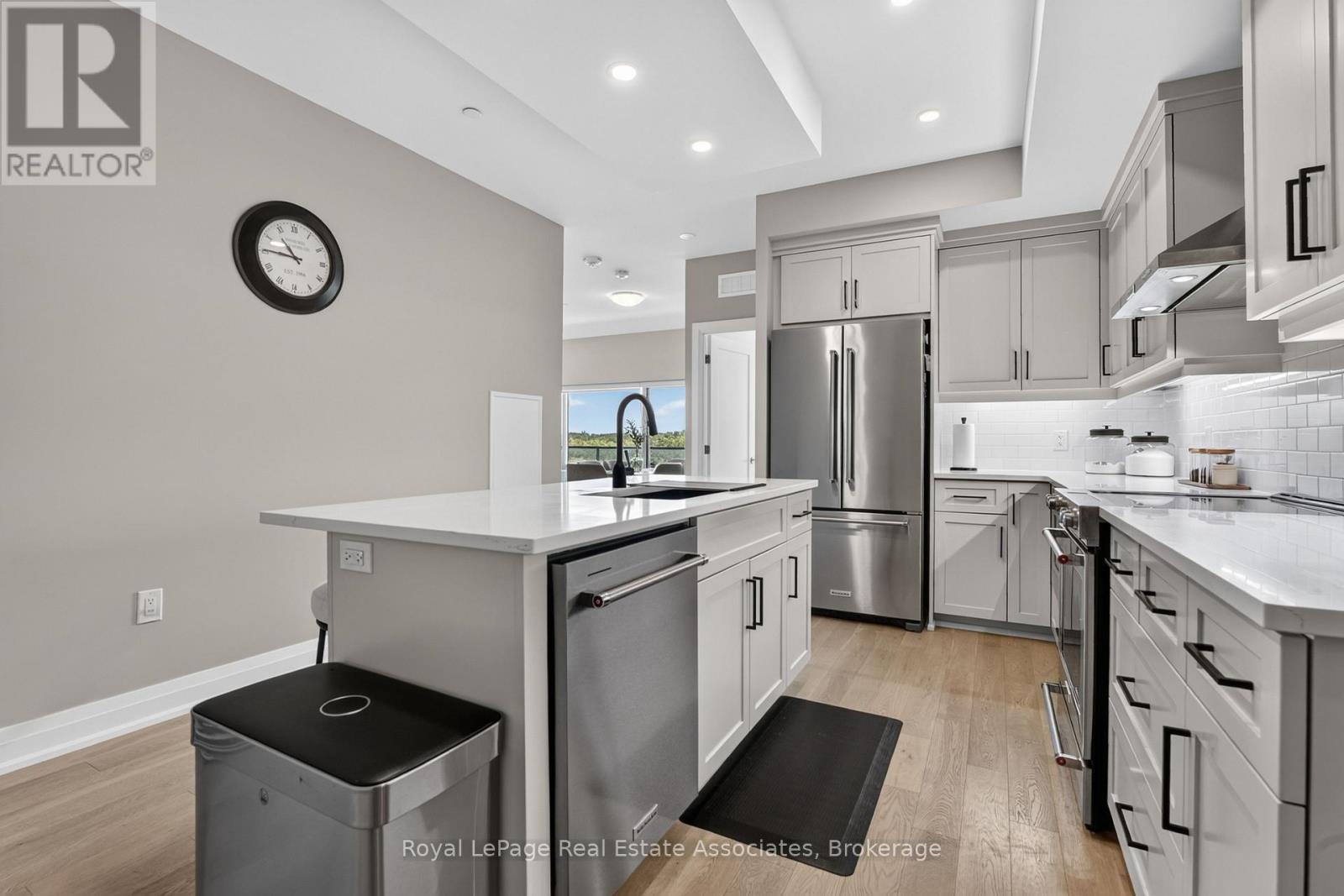#612 71 WYNDHAM STREET S - 3