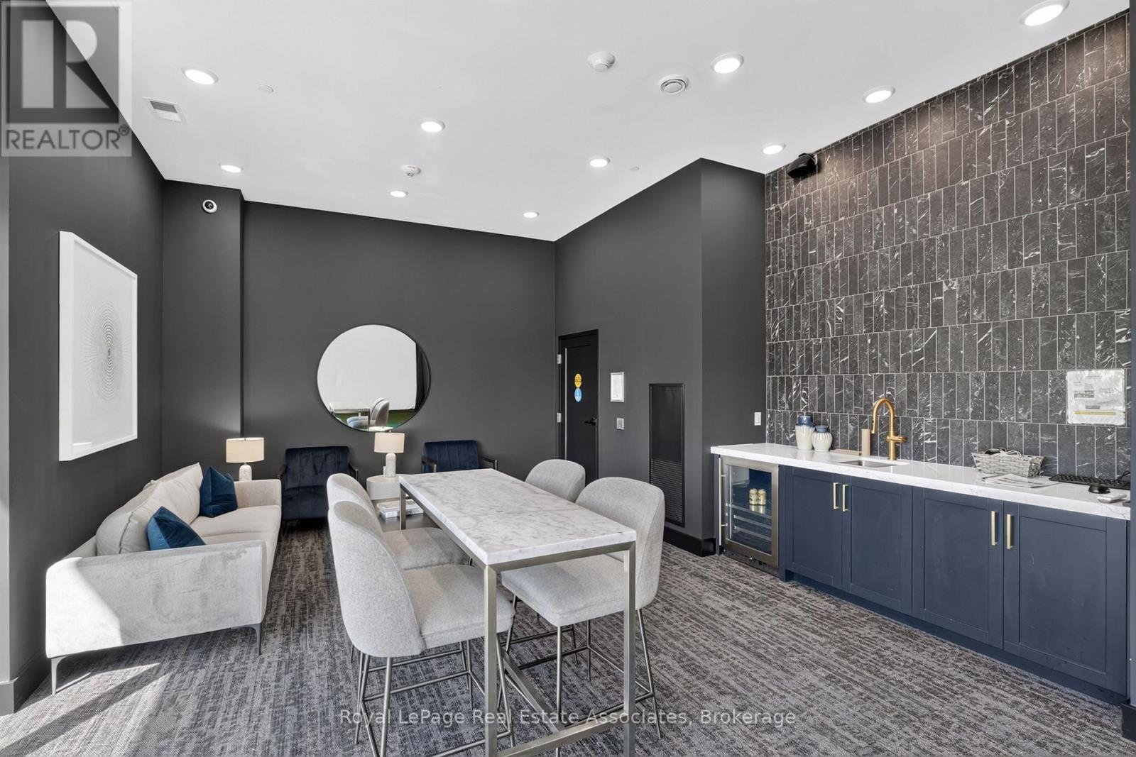 #612 71 WYNDHAM STREET S - 34