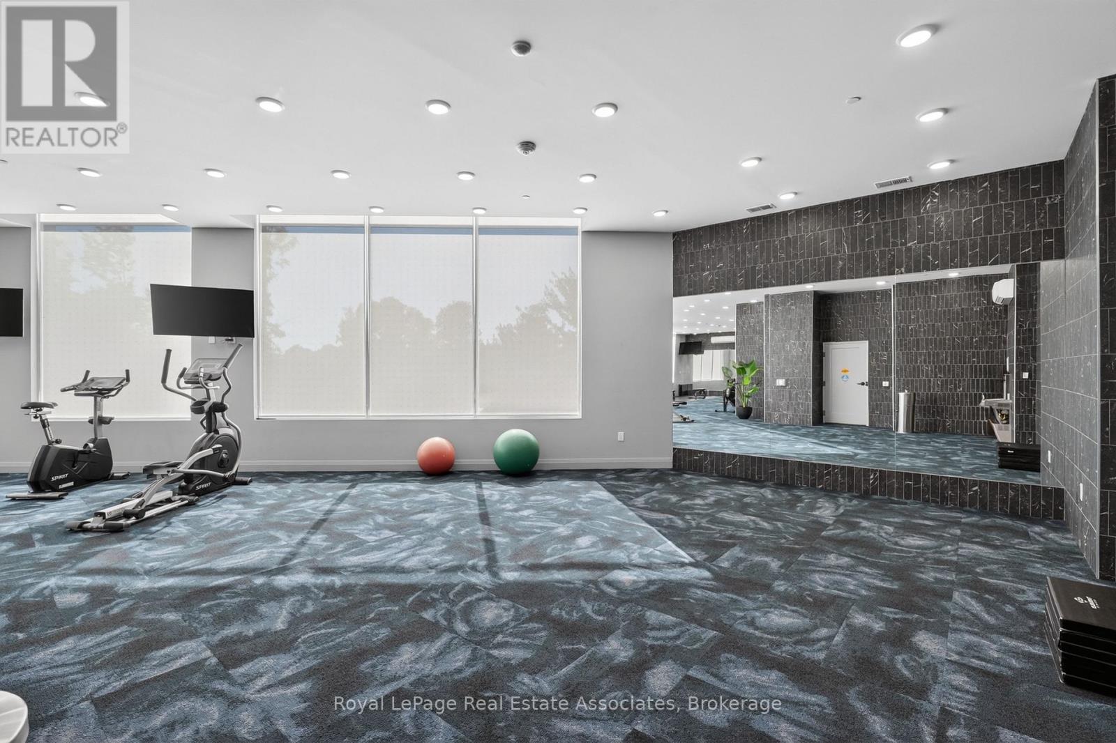 #612 71 WYNDHAM STREET S - 36