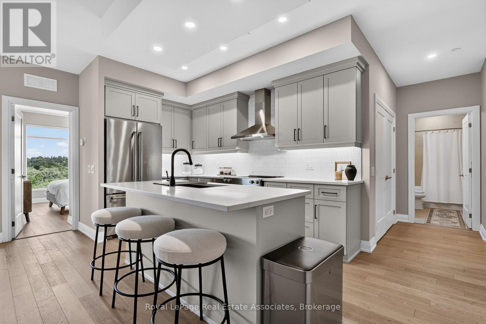 #612 71 WYNDHAM STREET S - 4