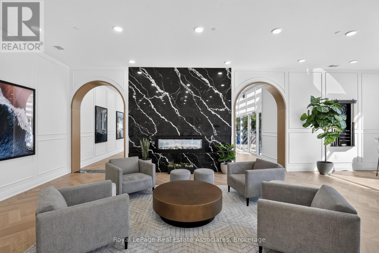 #612 71 WYNDHAM STREET S - 40