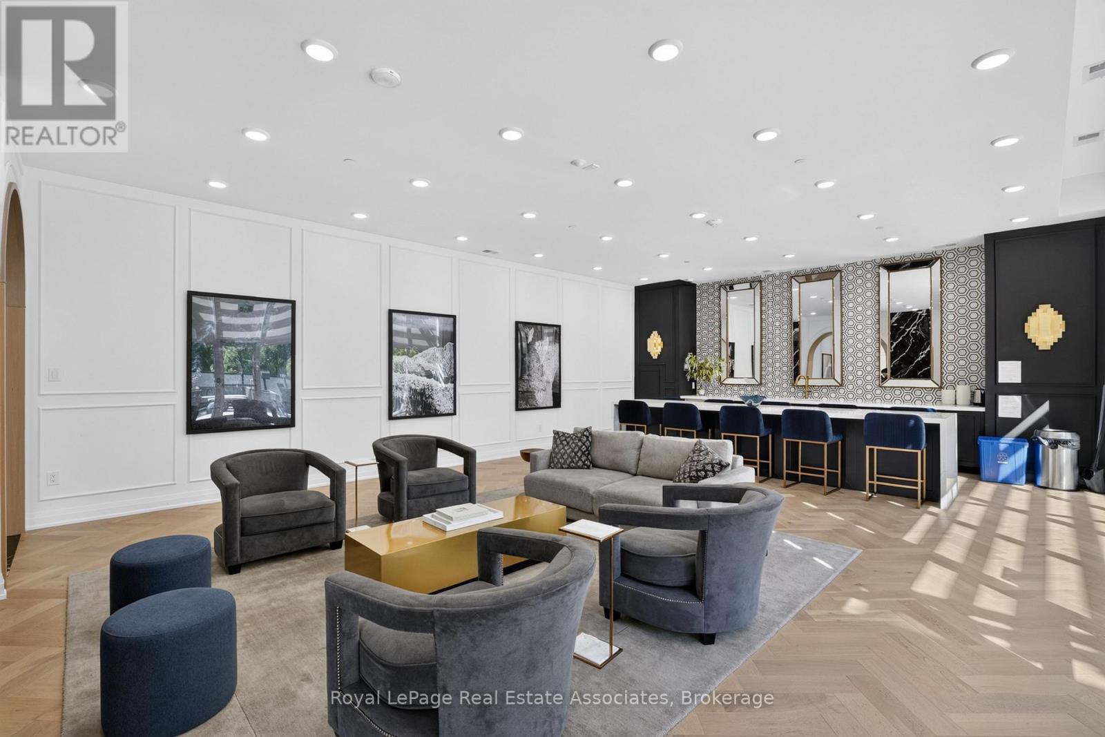 #612 71 WYNDHAM STREET S - 43