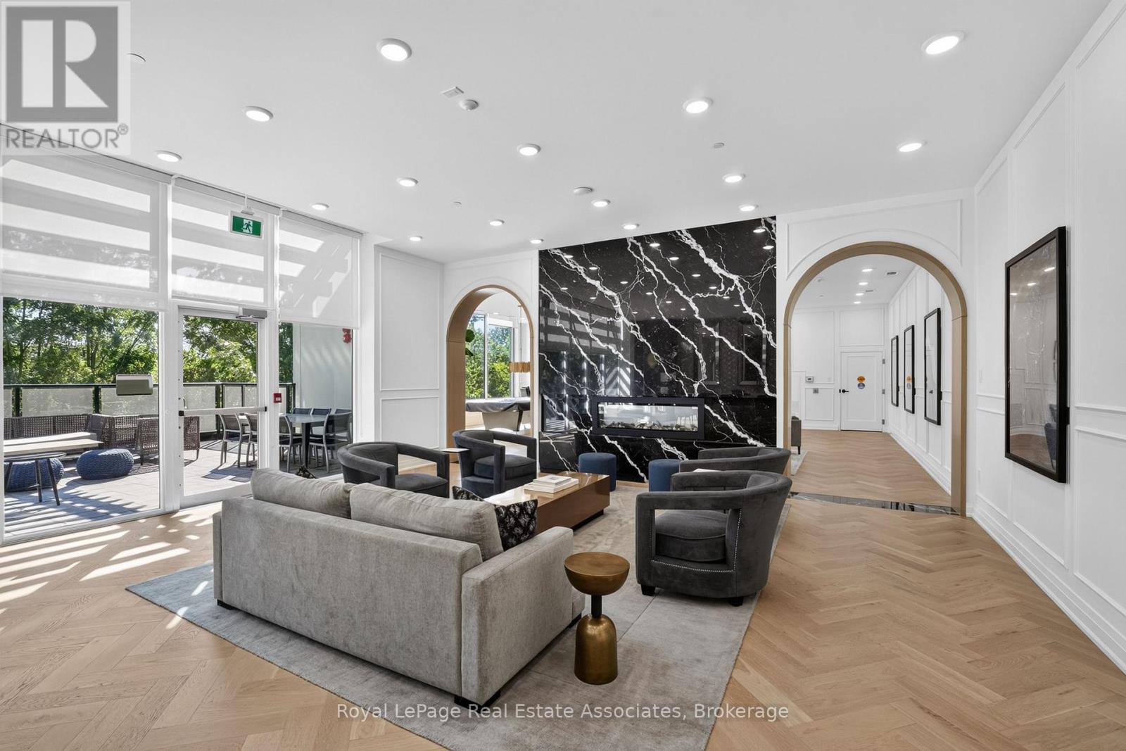#612 71 WYNDHAM STREET S - 44