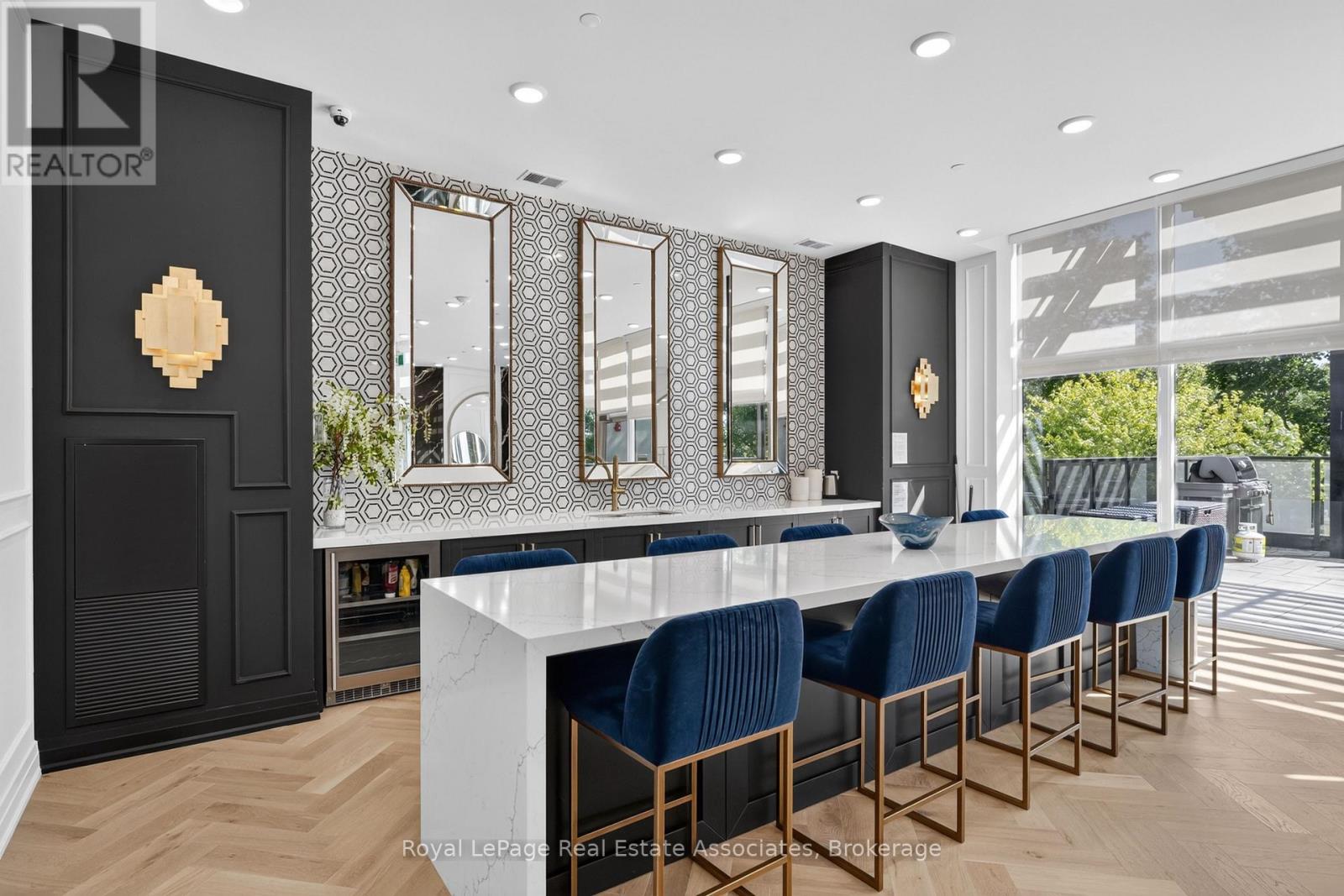 #612 71 WYNDHAM STREET S - 45