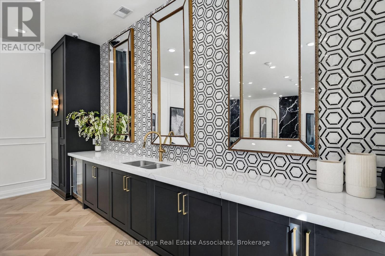 #612 71 WYNDHAM STREET S - 46