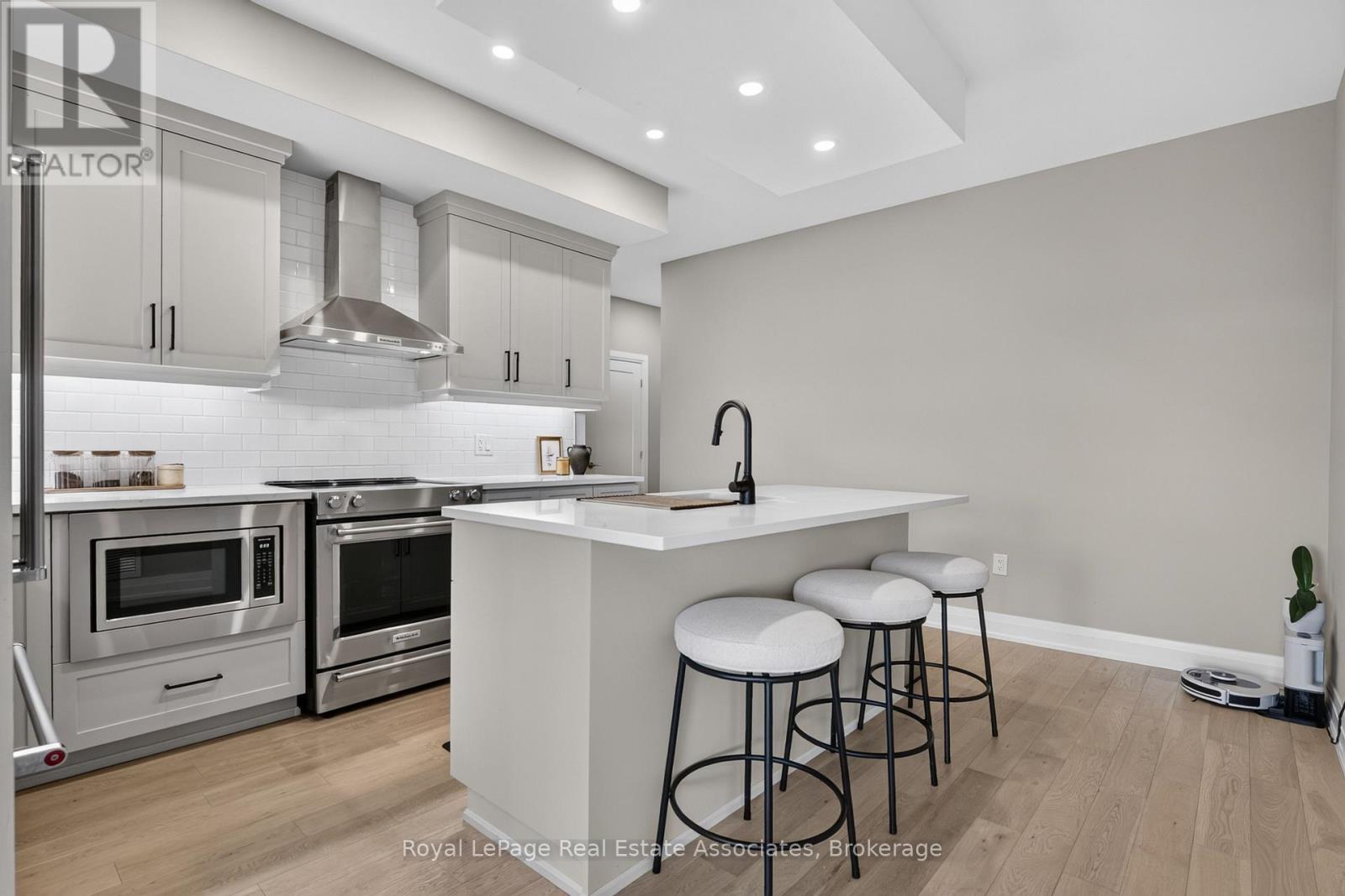 #612 71 WYNDHAM STREET S - 5