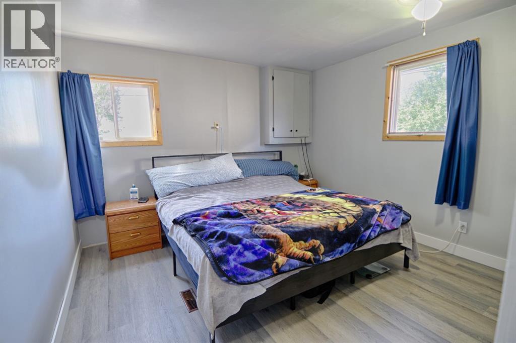 4810 57 ave - 18