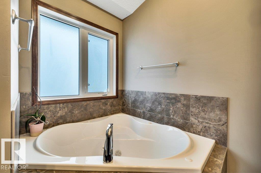 48 LAMPLIGHT DR - 26