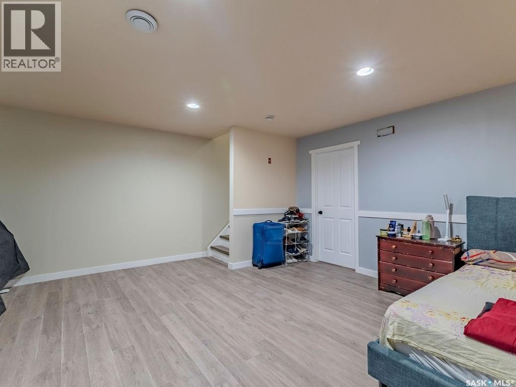 #143 135 Ashworth CRESCENT - 35