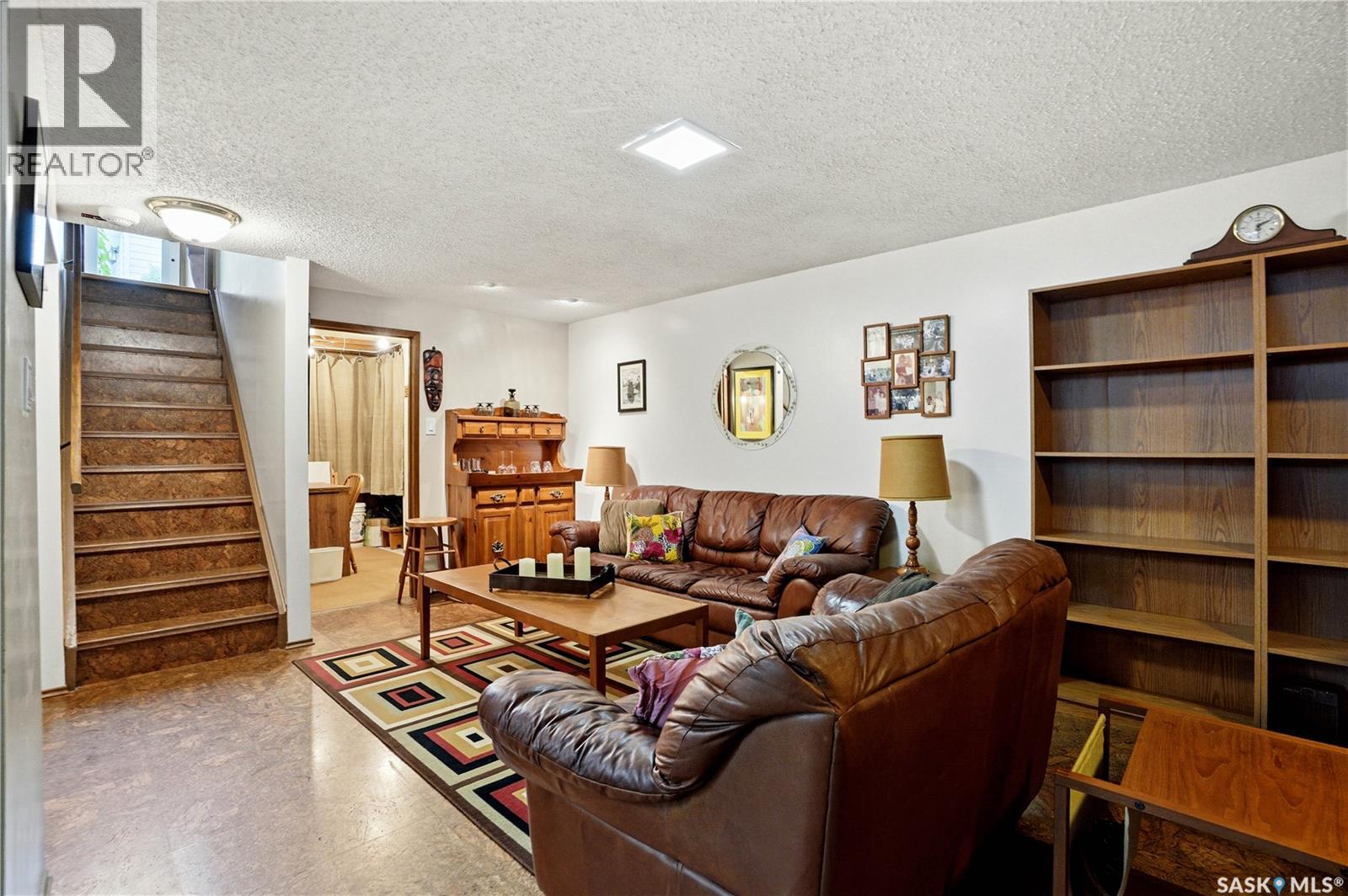 3801 Diefenbaker DRIVE - 25