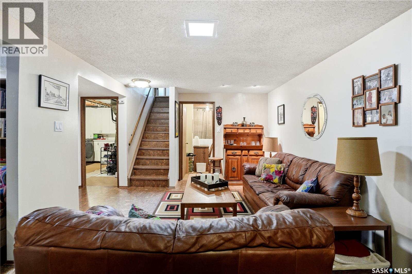 3801 Diefenbaker DRIVE - 28
