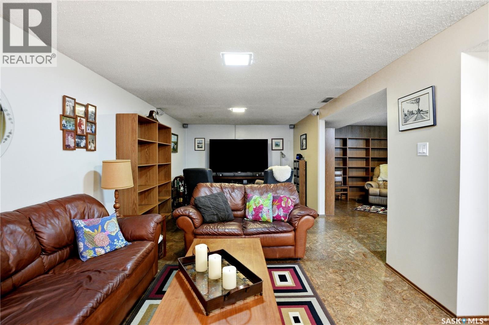 3801 Diefenbaker DRIVE - 31