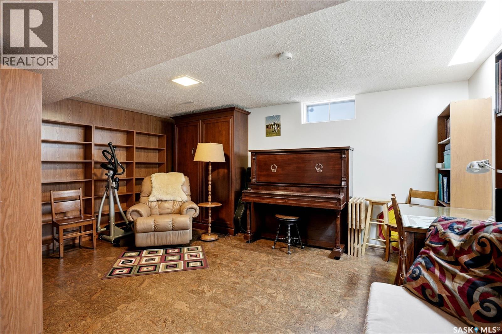 3801 Diefenbaker DRIVE - 32