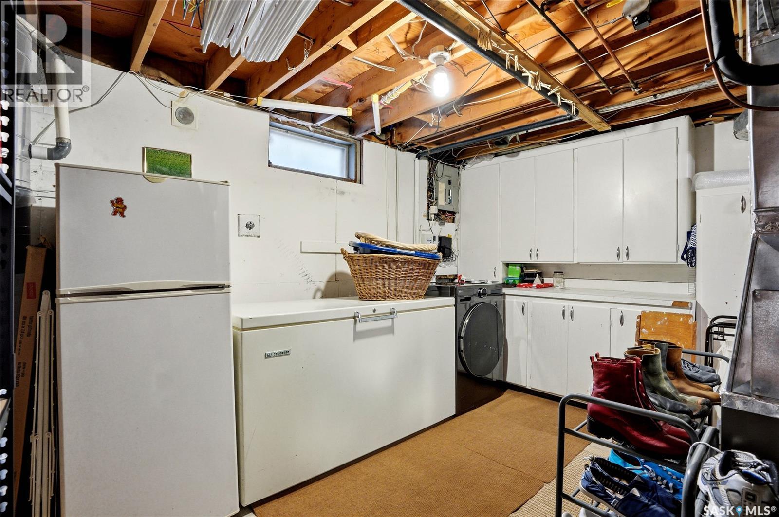 3801 Diefenbaker DRIVE - 35