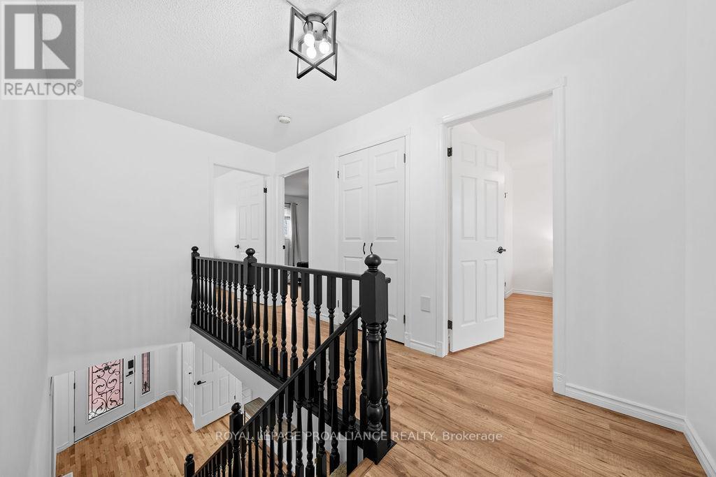 29 SHERWOOD CRESCENT - 34