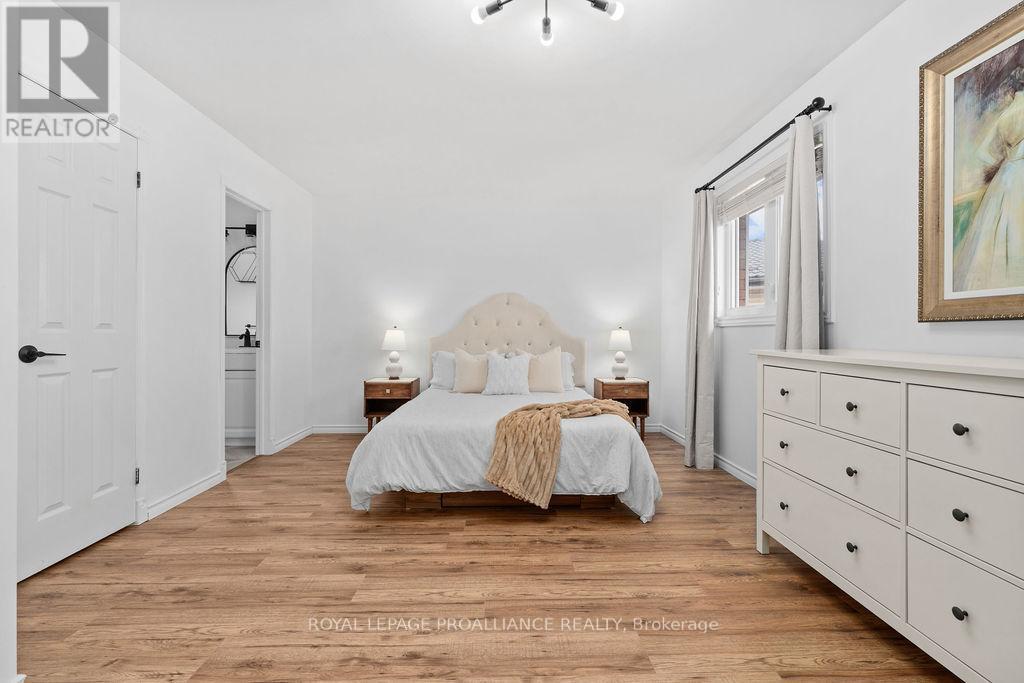 29 SHERWOOD CRESCENT - 36