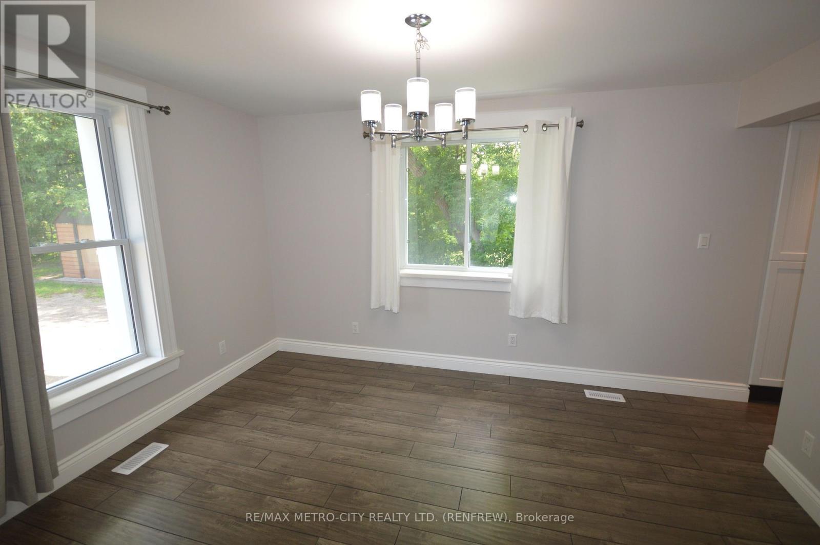 447 RAGLAN STREET S - 7