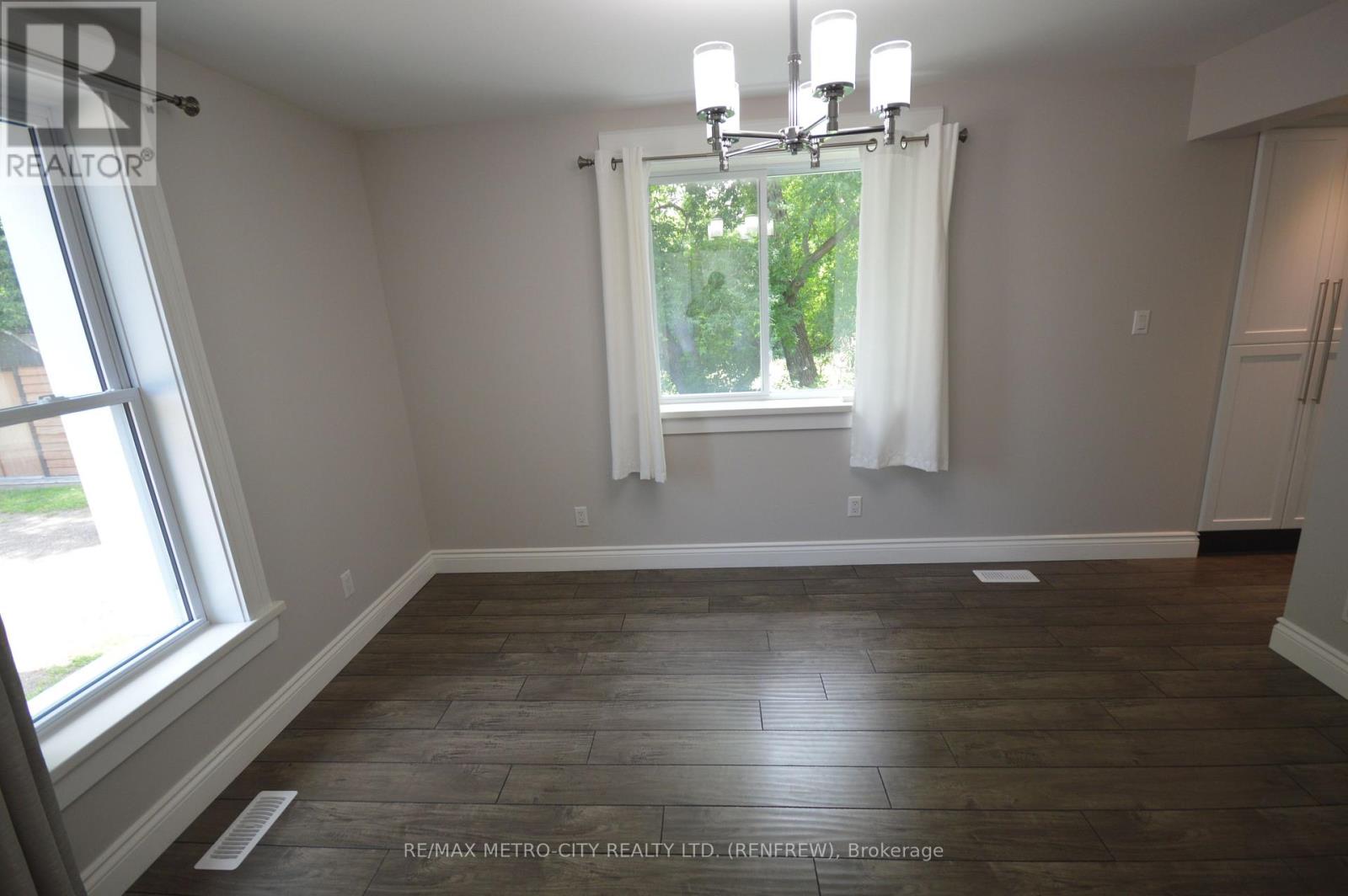447 RAGLAN STREET S - 8