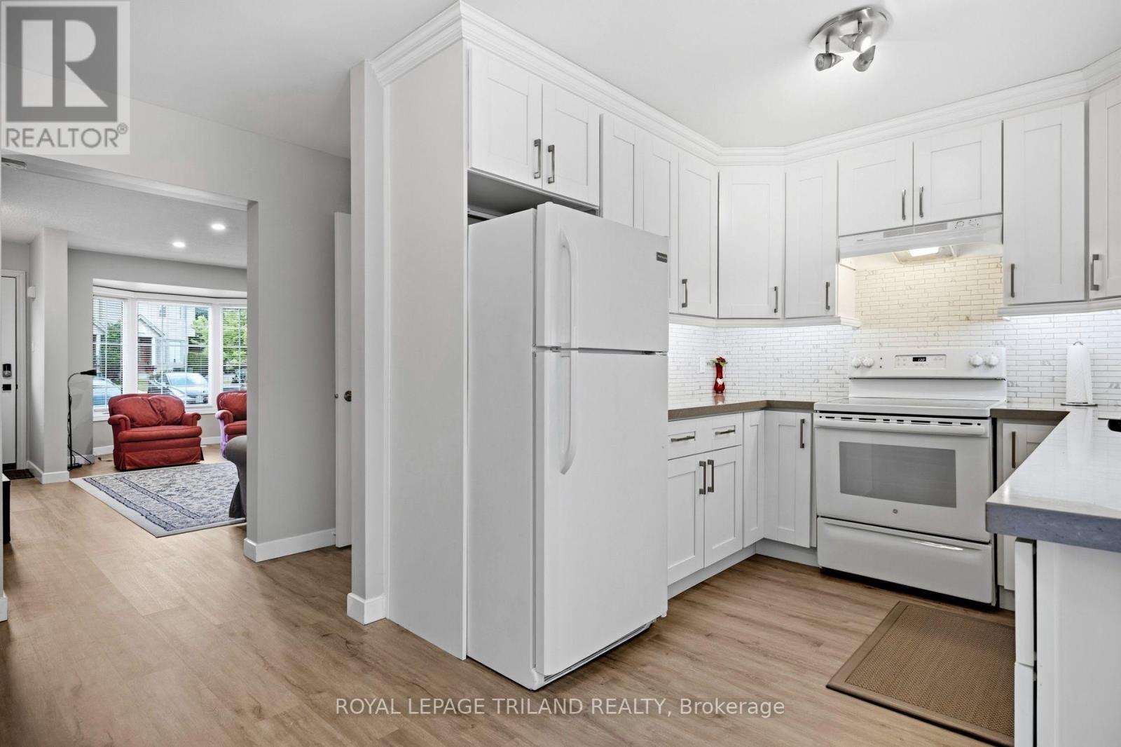 #4 50 CHAPMAN COURT - 11