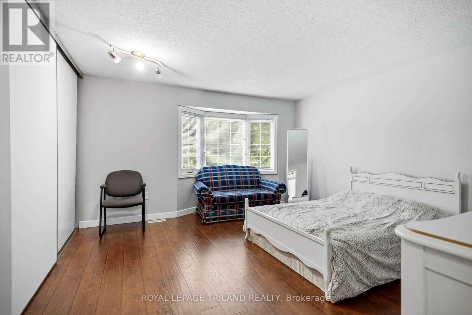 #4 50 CHAPMAN COURT - 18