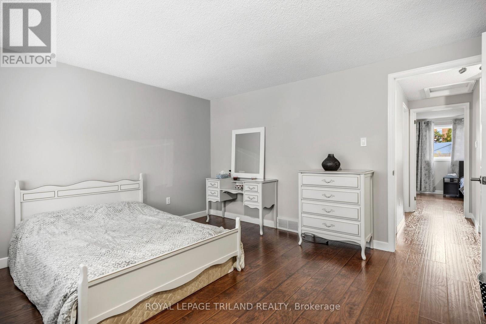#4 50 CHAPMAN COURT - 19
