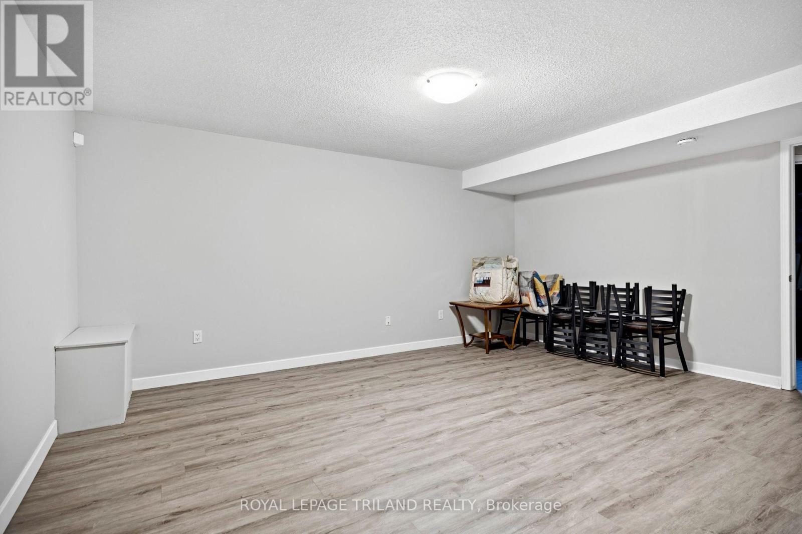 #4 50 CHAPMAN COURT - 20