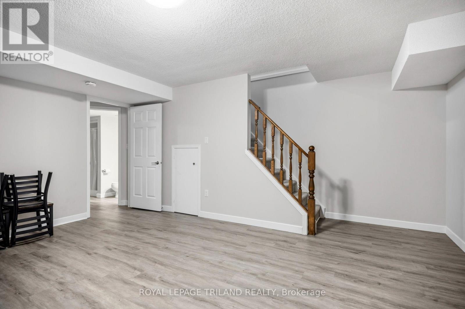 #4 50 CHAPMAN COURT - 21