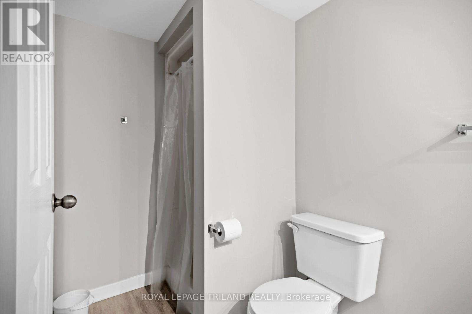 #4 50 CHAPMAN COURT - 23