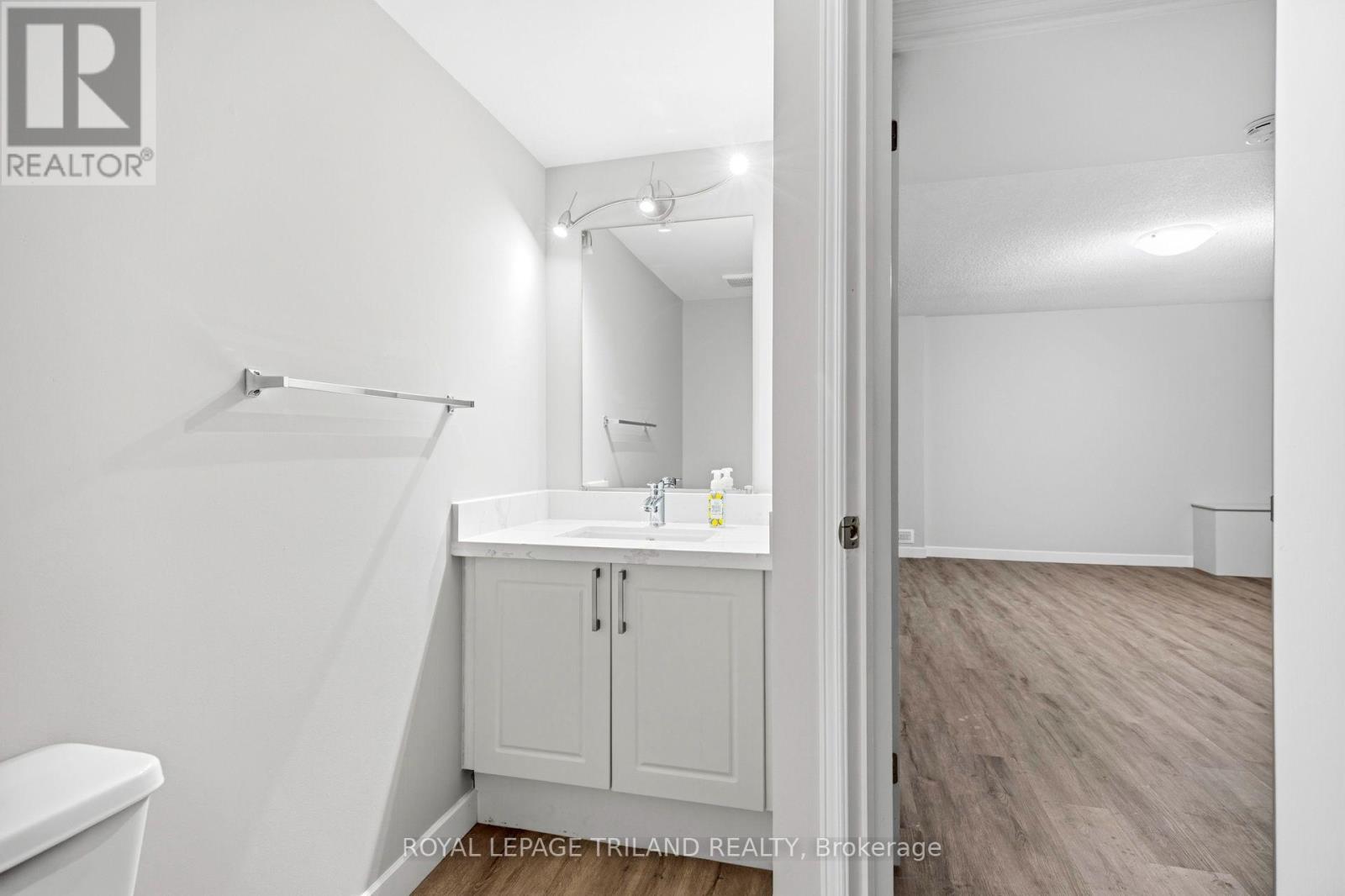 #4 50 CHAPMAN COURT - 24