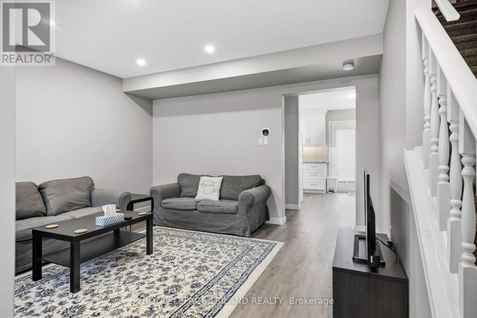 #4 50 CHAPMAN COURT - 6