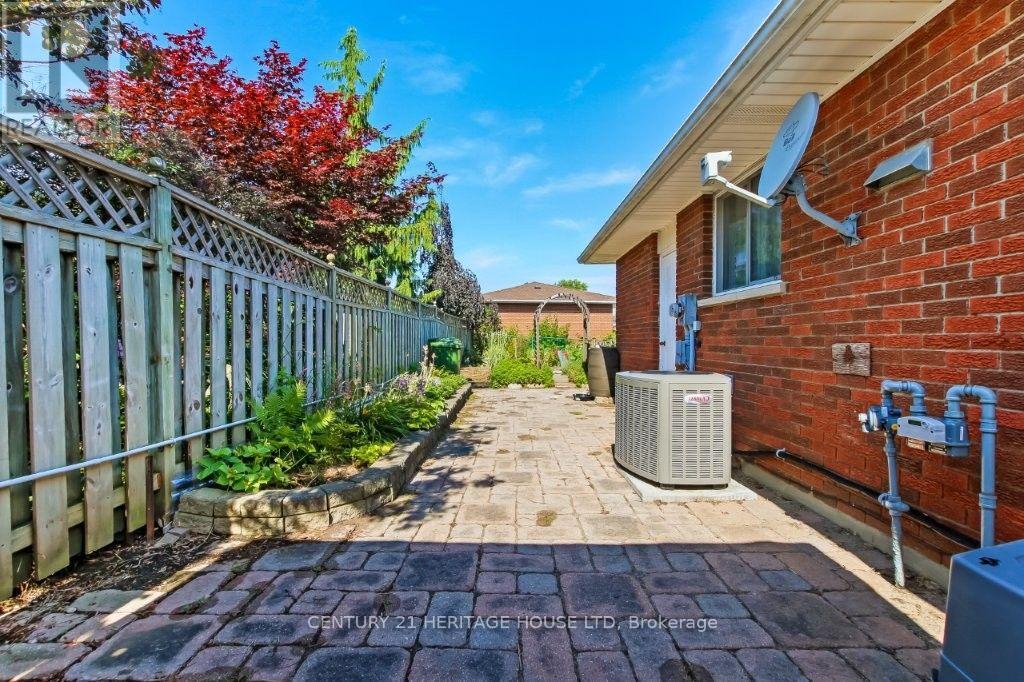 63 CONFEDERATION DRIVE - 21