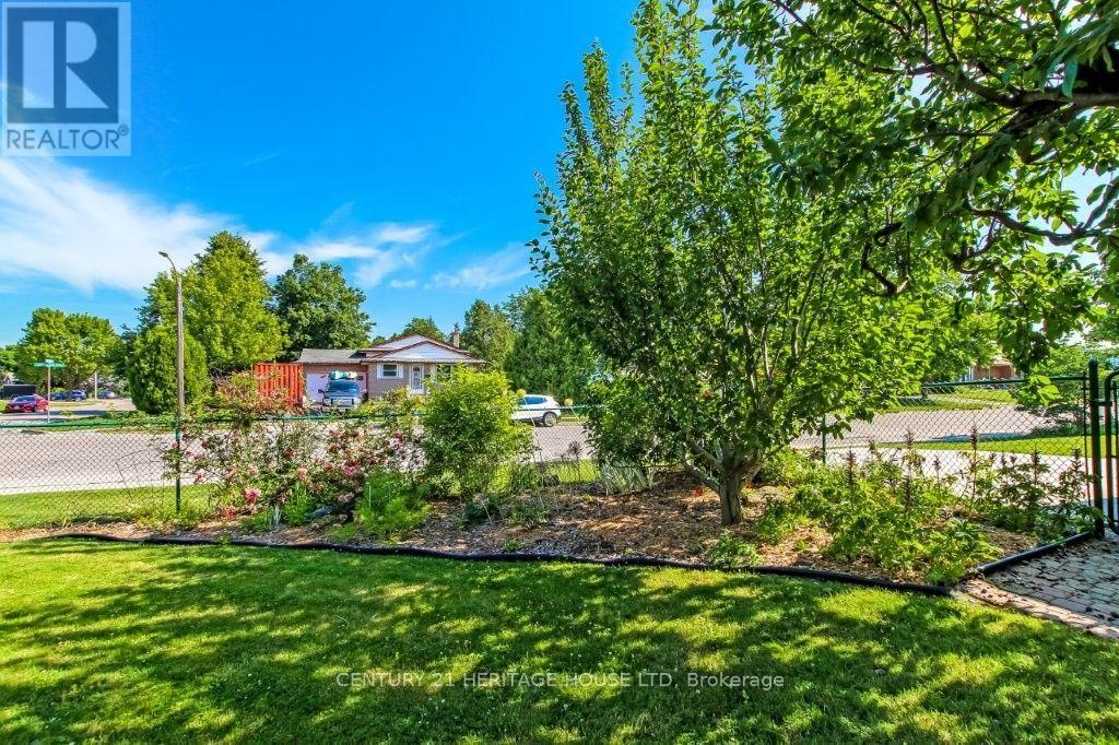 63 CONFEDERATION DRIVE - 25