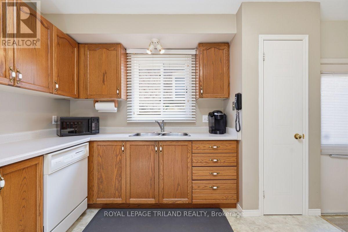 34 GERALD CRESCENT - 12