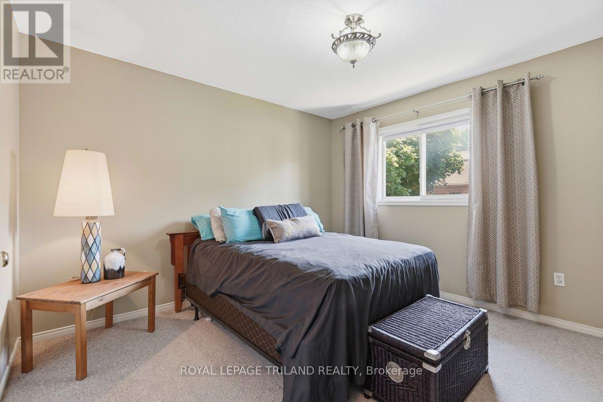 34 GERALD CRESCENT - 15