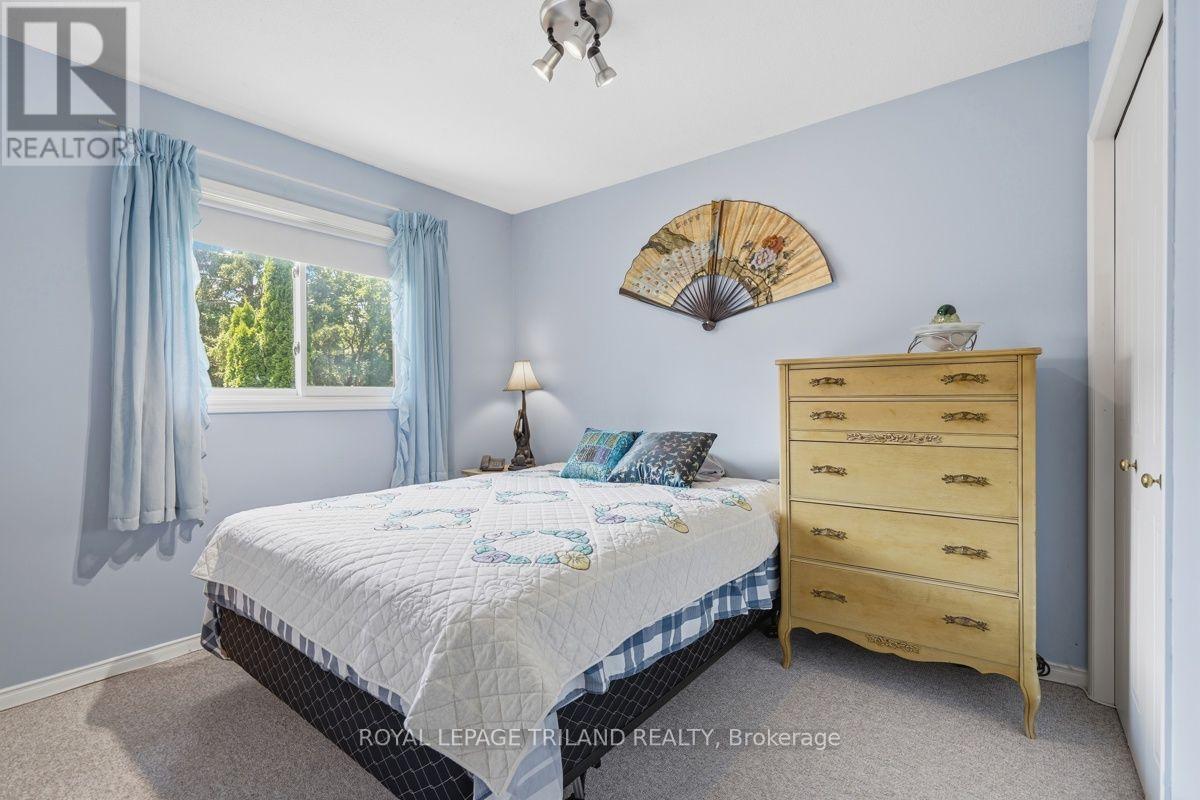 34 GERALD CRESCENT - 17
