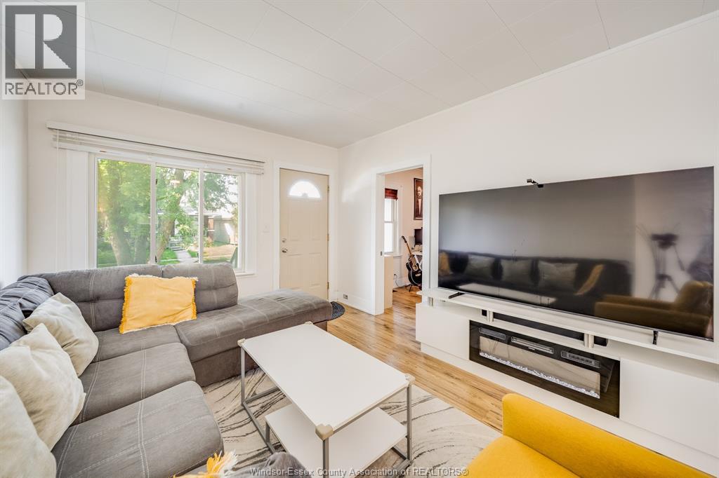 1560 LILLIAN AVENUE - 8