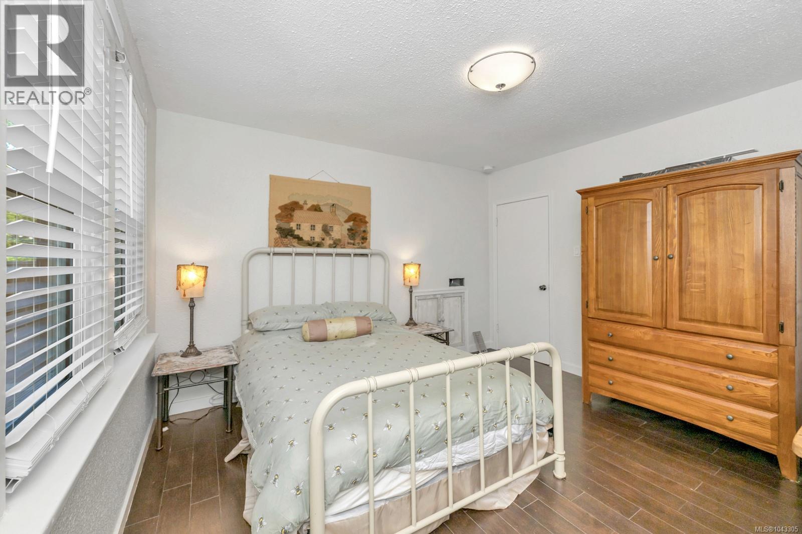 740 Newbury St - 23