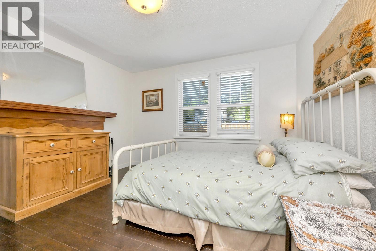 740 Newbury St - 24