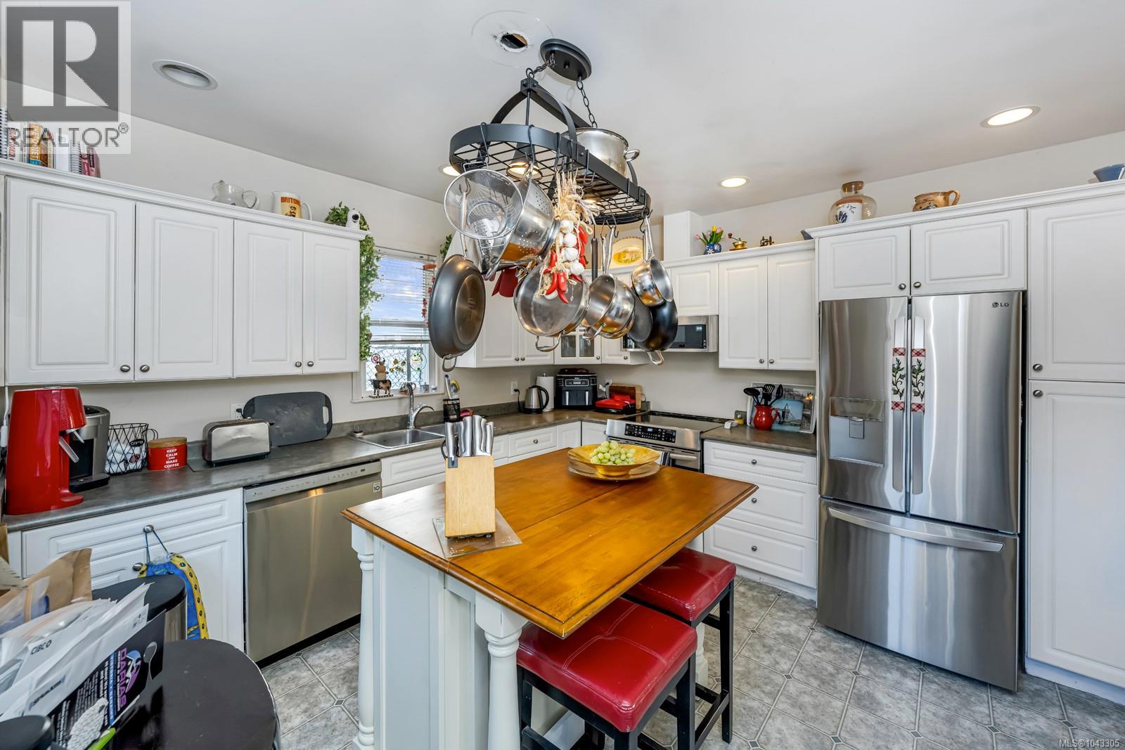 740 Newbury St - 36