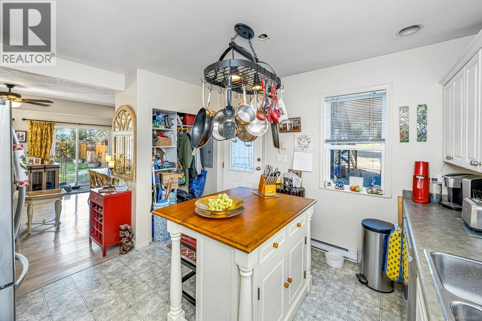 740 Newbury St - 39
