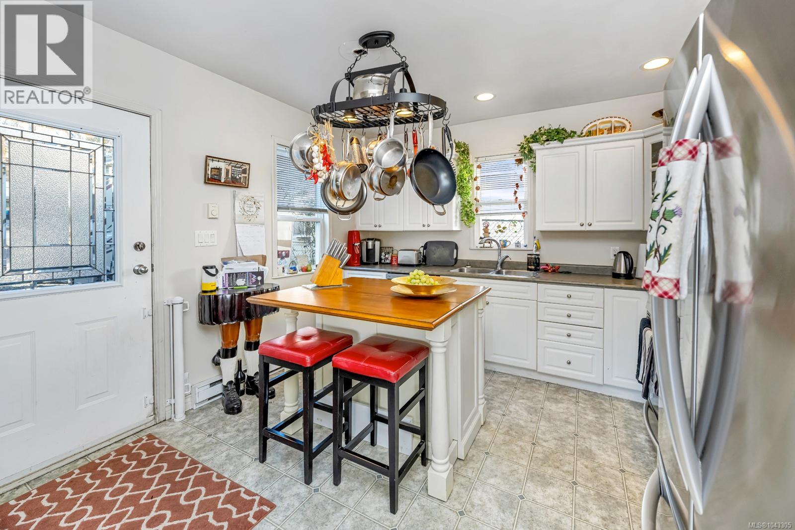 740 Newbury St - 38