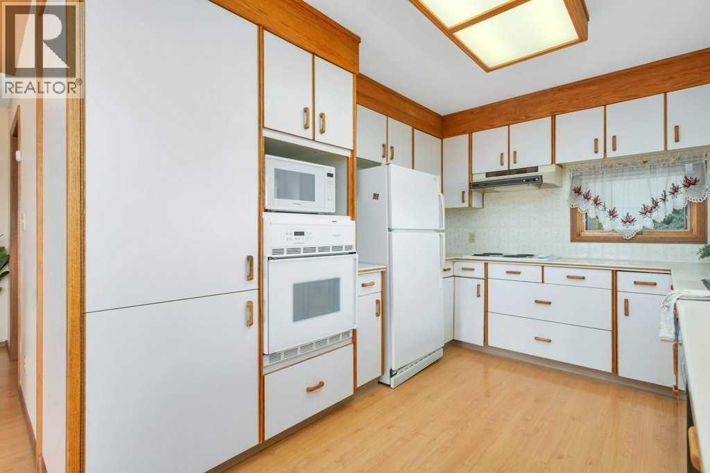 5201 46 Avenue - 20